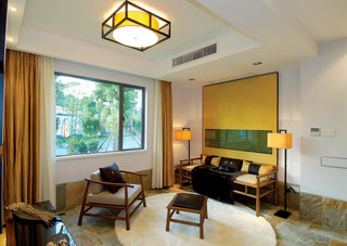 时尚中式客厅沙发黄色背景墙装饰图