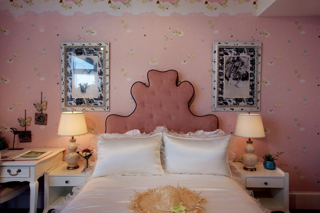 唯美粉色美式风格卧室台灯装饰图