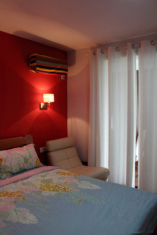 浪漫热情宜家风格卧室红色背景墙设计