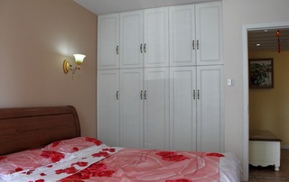 家装现代小户型卧室白色衣柜装饰效果图