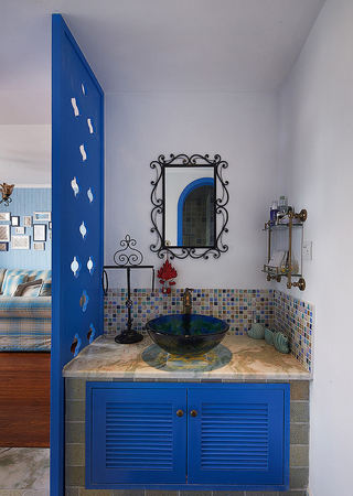 复古美式卫生间宝石蓝洗手台隔断装饰