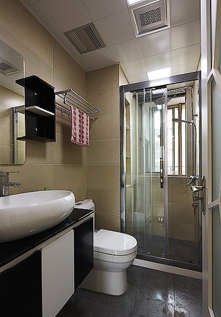 素色简约美式家装卫生间淋浴房设计