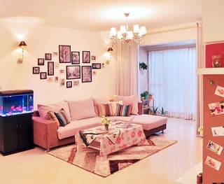 甜美粉色宜家风客厅沙发照片墙效果图