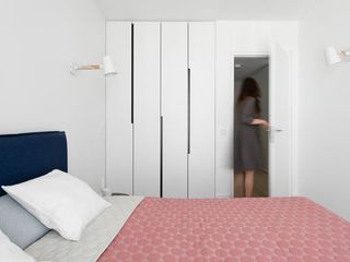 宜家简约公寓卧室白色衣柜装饰设计