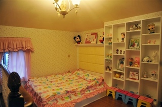 可爱温馨田园设计儿童房床头装饰柜效果图