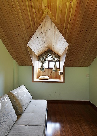现代清新原木阁楼小飘窗设计装修欣赏图