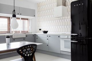 现代设计黑白元素装饰厨房欣赏图