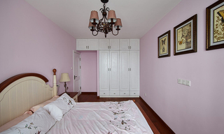 温馨美式卧室粉紫色背景墙设计装潢图