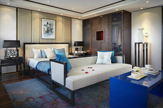 儒雅现代中式风格卧室深蓝色书桌放置图