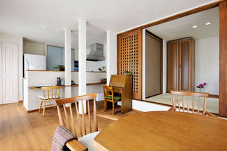 现代实木日式装修风格小户型二居室内装潢图