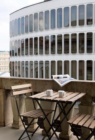浪漫复古简约休闲阳台折叠桌椅设计