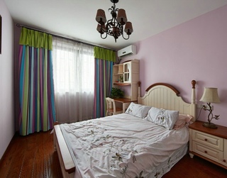 悠闲美式风格卧室窗帘装潢搭配图