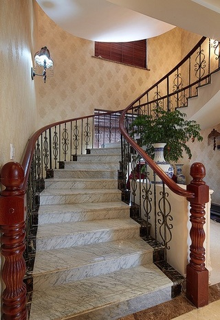 古典豪华欧式别墅楼梯护栏设计