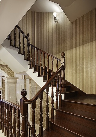 复古欧式别墅实木旋转楼梯设计