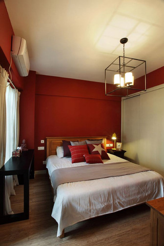 宜家风格卧室红色背景墙装饰图