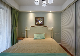 淡绿色恬静美式卧室背景墙效果图