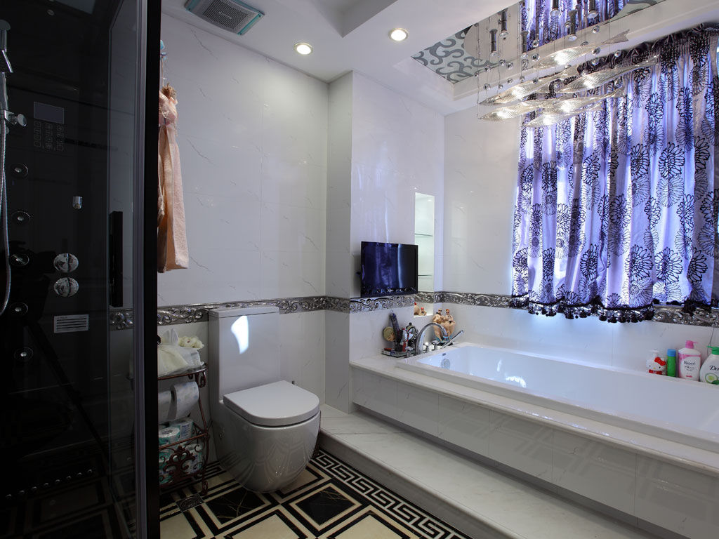 浪漫简欧新古典卫生间紫色浴缸窗帘设计