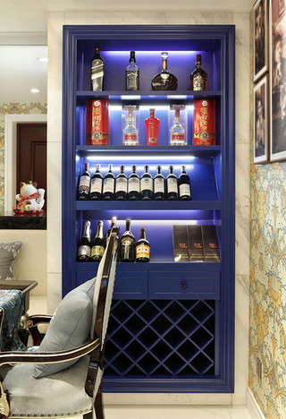 深蓝色欧式风格家居室内实木酒柜装修图