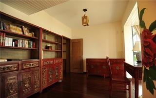 复古宫廷风红木中式书房橱柜装饰图