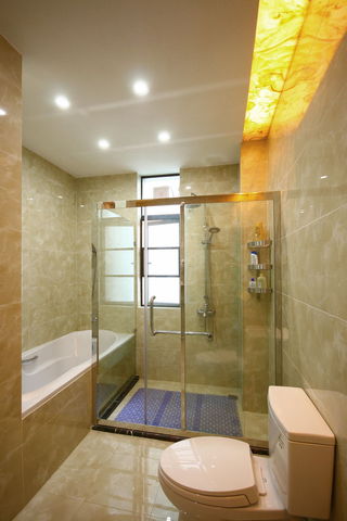 欧式现代卫生间淋浴房设计装修图