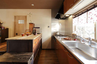 古朴日式装修风格厨房吧台隔断设计