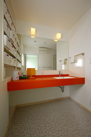 现代家装复式卫生间洗手台橘红色装饰图
