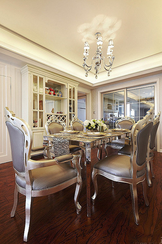 高贵华丽欧式餐厅餐桌椅装饰欣赏图