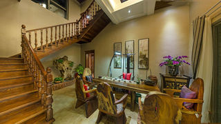 色彩斑斓东南亚风格别墅室内实木楼梯设计装修图