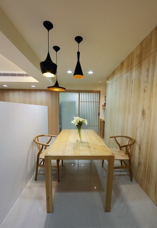 清新现代日式餐厅原木背景墙装饰效果图