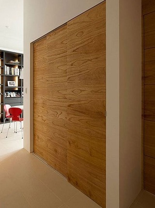 清新北欧风格过道实木衣柜设计案例图