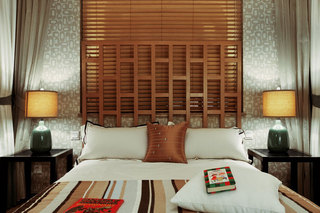 素雅简中式风格卧室床头百叶窗设计装修图