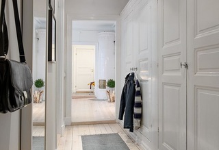 白色简约现代风格小户型玄关衣柜装饰效果图