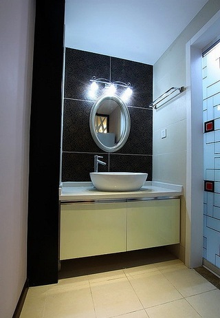 时尚现代风格卫生间椭圆形浴室镜装饰图