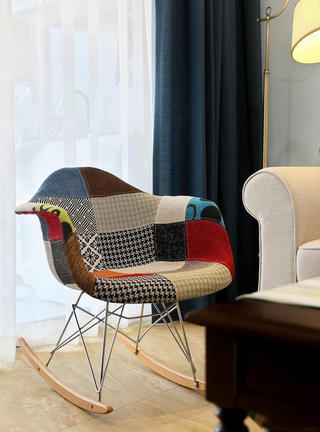 美式装修风格客厅彩色摇椅搭配图