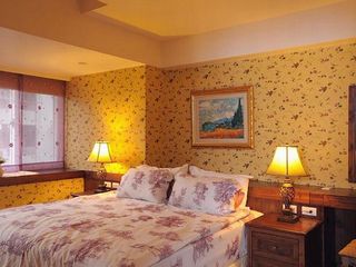 黄色乡村欧式卧室碎花背景墙装饰效果图