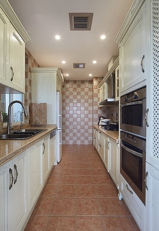 简美式风格狭长厨房设计装修图