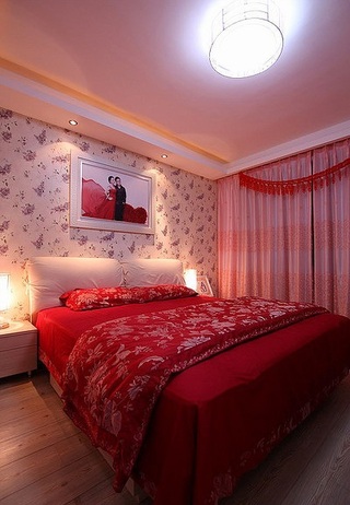 红色精美装饰现代风格三居婚房卧室装修图