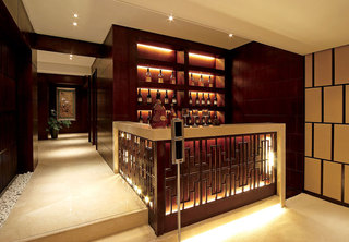 酒红色现代豪华中式过道吧台设计效果图