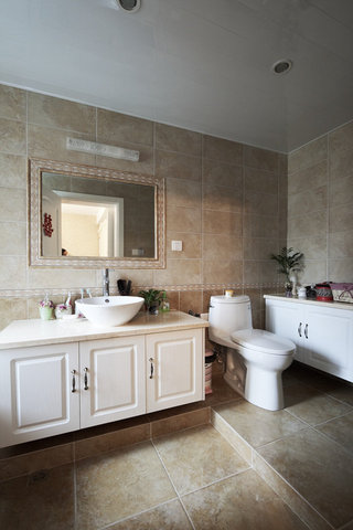 优雅欧式风格卫生间浴室镜装饰效果图