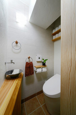 黄色清新日式卫生间洗手台面木质装饰效果图