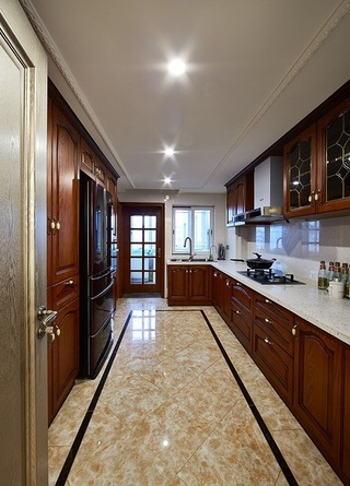 古典美式厨房整体橱柜装潢效果图