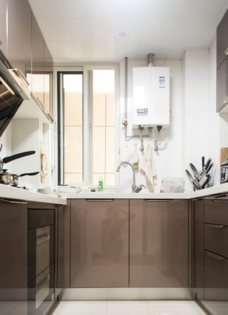 时尚大气现代家居厨房 烤漆橱柜门板装饰效果图