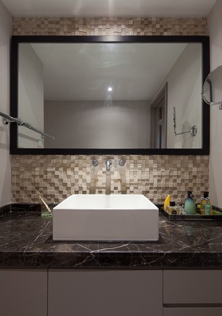 暗色系现代洗手间马赛克墙砖装饰效果图