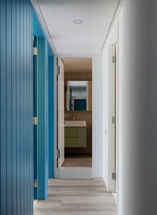 简约北欧风格洗手间过道蓝色背景墙设计
