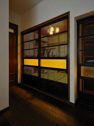 日式设计风格家居玄关窗棂背景墙装饰图