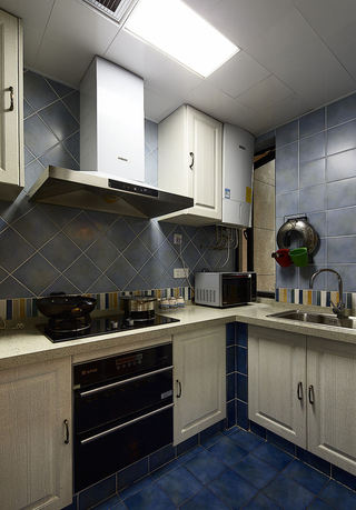 深蓝复古地中海风格家居厨房装饰图片欣赏