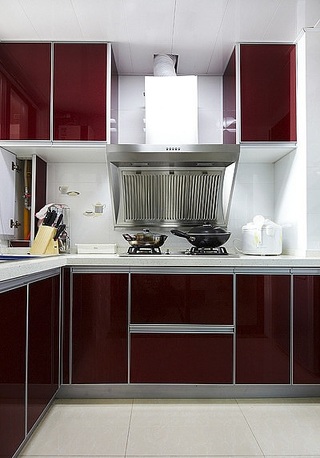 红色现代家装厨房UV烤漆橱柜门板装饰图