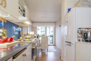 现代简约风格公寓小厨房白色橱柜设计