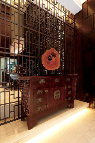 酒红色儒雅新中式别墅玄关柜布置图