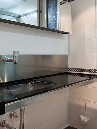 最新风雅黑白色系现代风格卫生间洗手台装修图